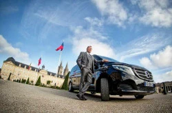 Transport de joueurs de golf avec équipements et sacs de club  